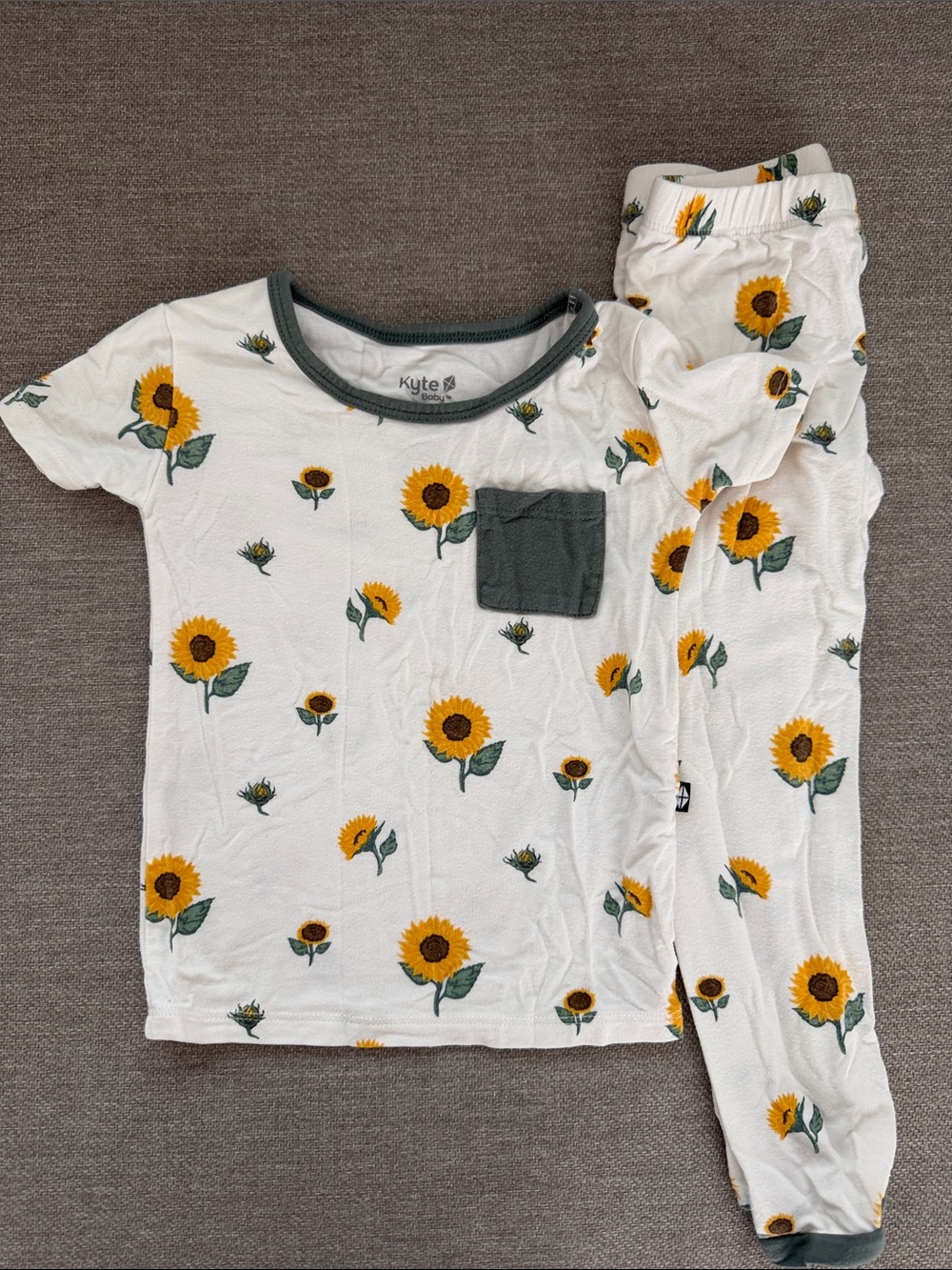Kyte BABY White Sunflower Print Pajama Set with Green Trim